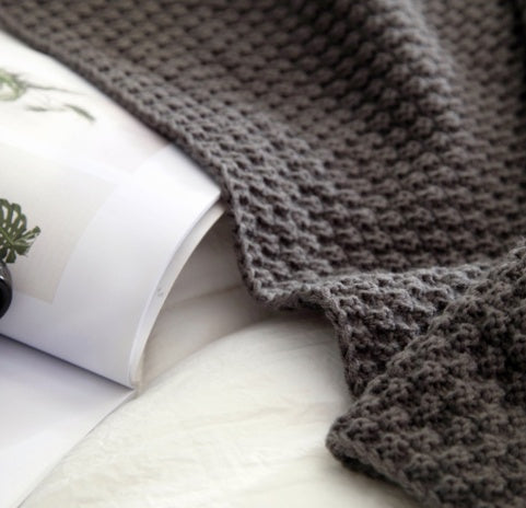 Strickdecke mit Bommel